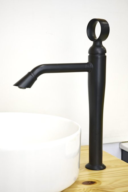 حنفية مغسلة أرضية أسود مطفي بتصميم فاخر ومقبض دائري